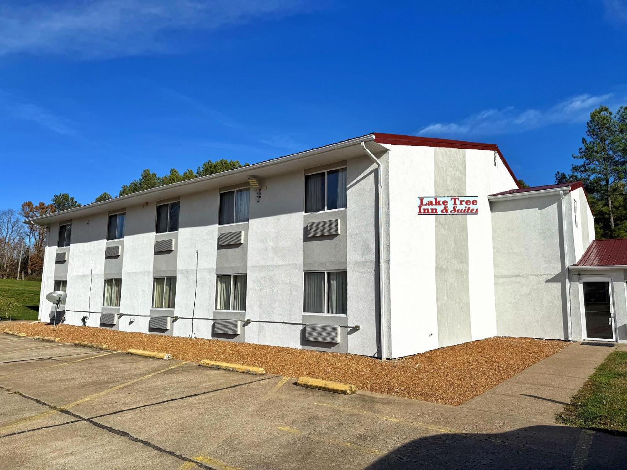 Lake Tree Inn & Suites มาเรียน ภายนอก รูปภาพ