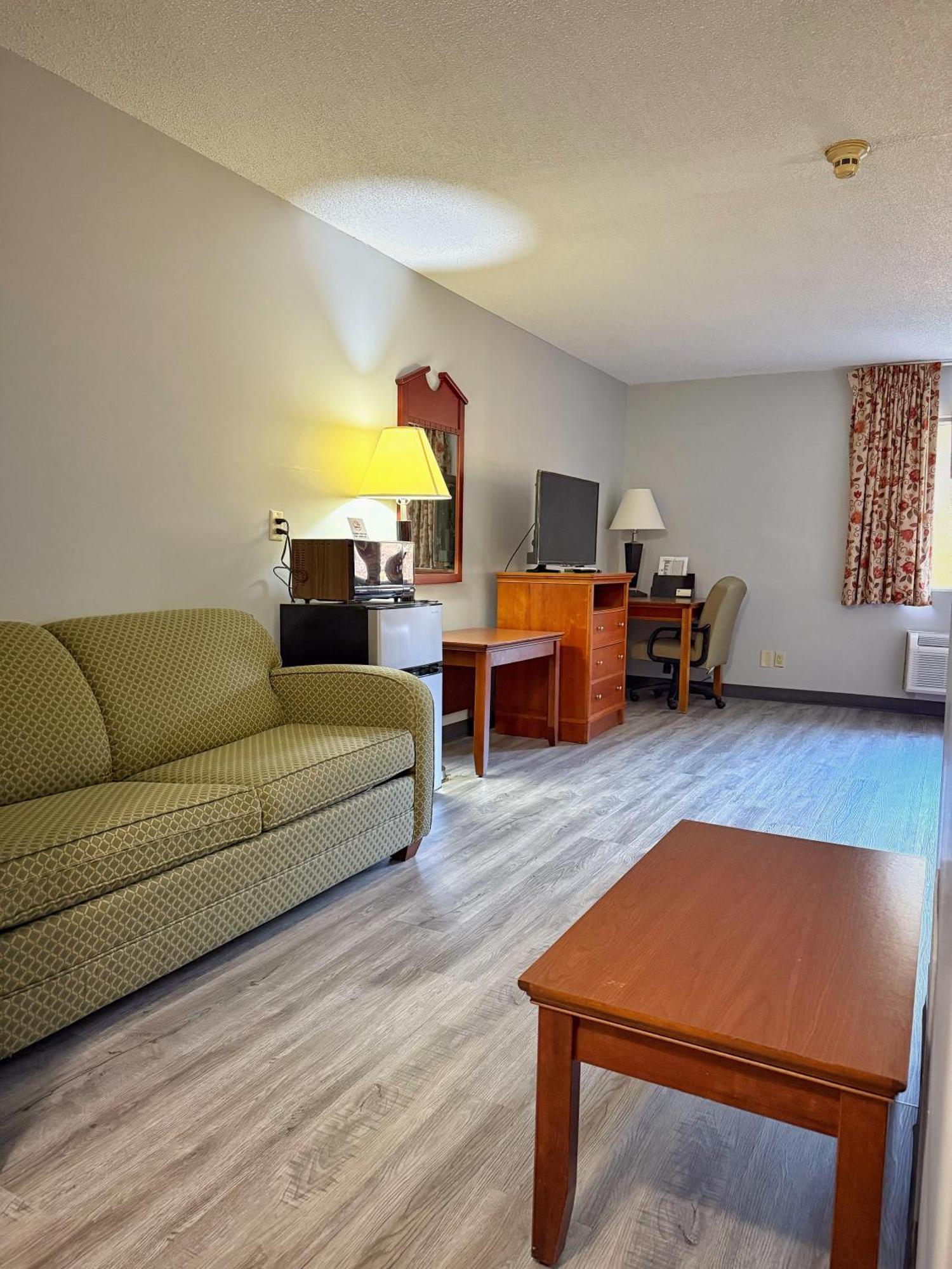 Lake Tree Inn & Suites มาเรียน ภายนอก รูปภาพ