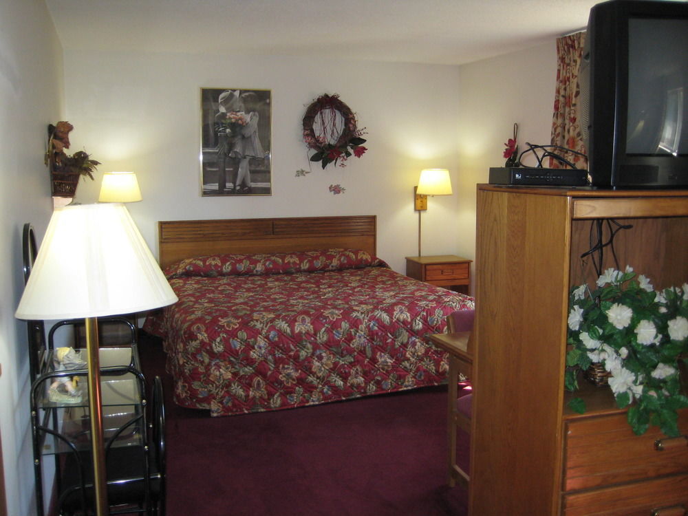 Lake Tree Inn & Suites มาเรียน ภายนอก รูปภาพ