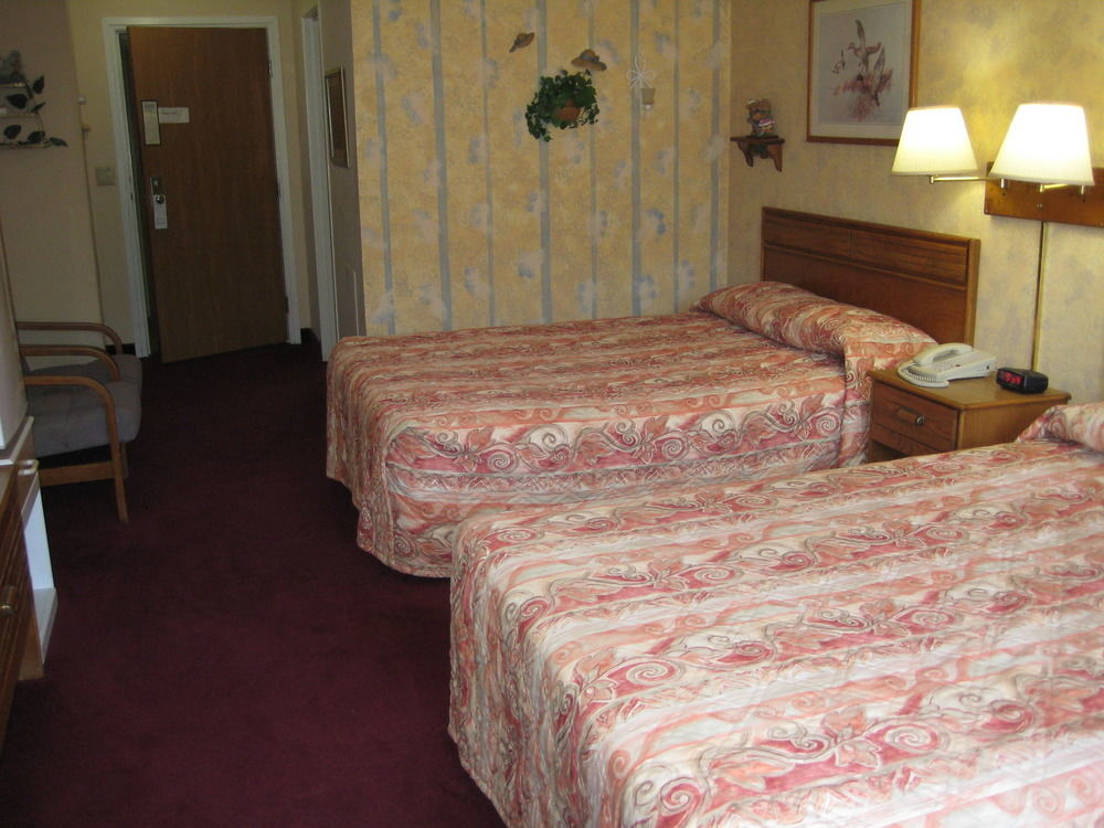 Lake Tree Inn & Suites มาเรียน ภายนอก รูปภาพ