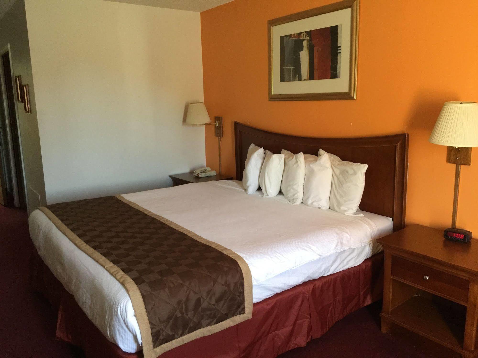 Lake Tree Inn & Suites มาเรียน ภายนอก รูปภาพ